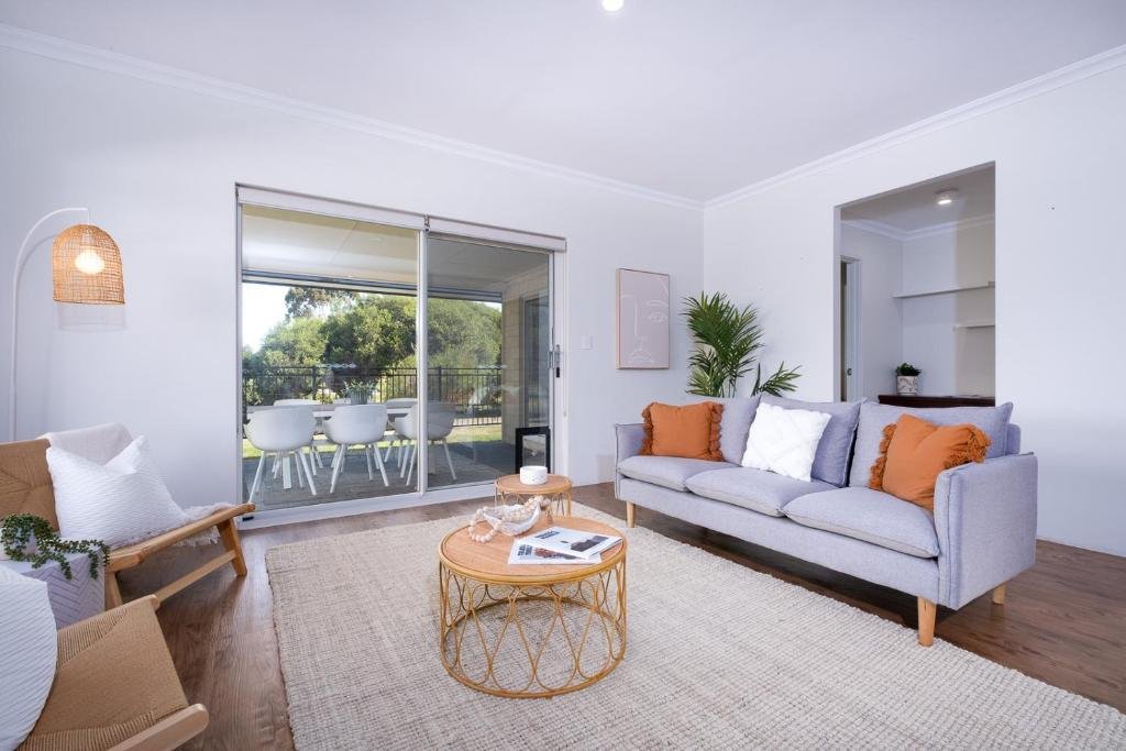 Fairway Retreat - Relax in style! 5 minutes to the sandy coves of Geographe Bay