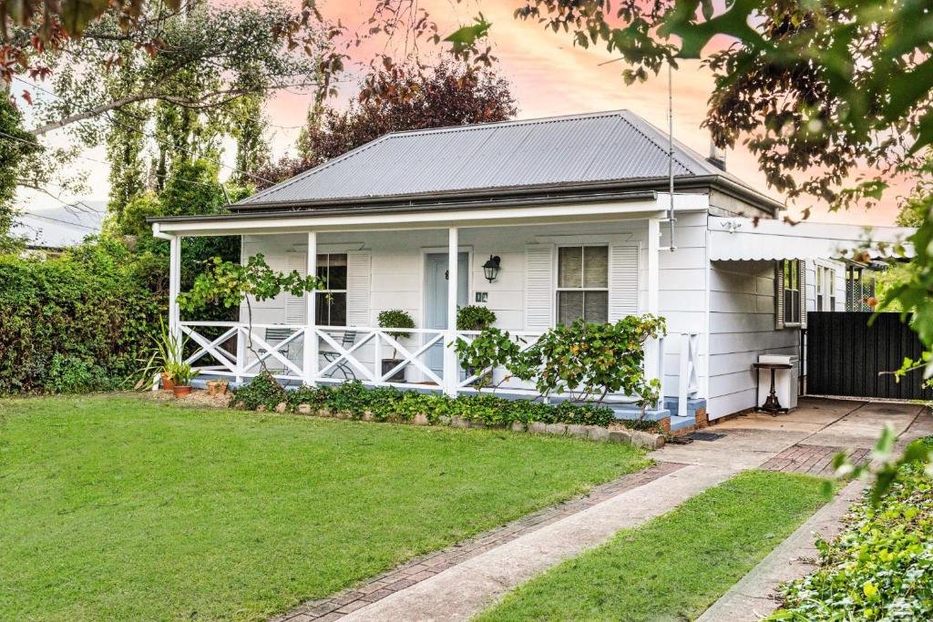 Mudgee's White Cottage with a Fireplace and BBQ